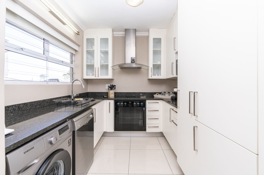 To Let 1 Bedroom Property for Rent in Three Anchor Bay Western Cape